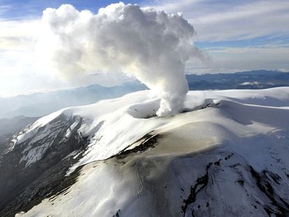 El Nevado del Ruiz emite una nube de ceniza el 30 de marzo.