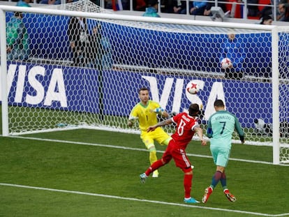 Cristiano marca de cabeza el gol de Portugal.