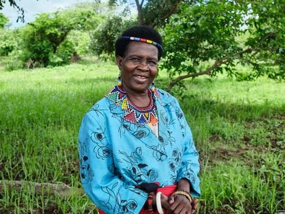 Theresa Kachindamoto, autoridad tradicional de Dedza, posa para un retrato en el patio de su casa en la comunidad de Mtakataka, el 9 de enero.
