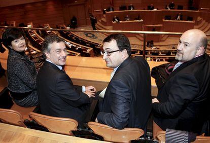 Belén Greaves, Iñigo Urkullu, Aitor Esteban e Iñigo Iturrate, de izquierda a derecha, ayer en el Senado.