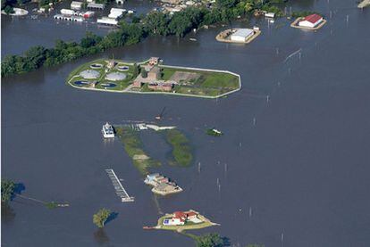 Casas y otros edificios, aislados del resto de Plattsmouth, Nebraska, por las inundaciones del río Misuri.