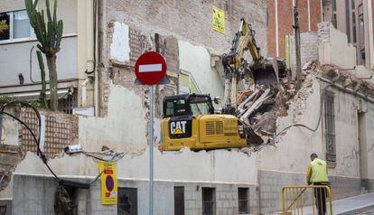 Demoilició d'un edifici aquest divendres a Gràcia.