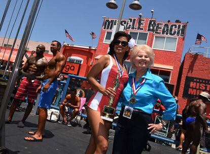 La última ganadora del recuperado concurso de bañadores Muscle Beach Vintage, Justine Koo, posa con la vencedora del concurso inaugural, en 1948, Sara Clark, en Venice Beach, Los Ángeles.
