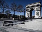 El Arco del Triunfo de París (Francia), sin peatones ni tráfico, el 23 de marzo.