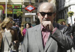El escritor Salman Rushdie pasea por la Plaza de Callao, en Madrid.