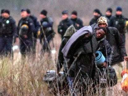 La policía desaloja un campamento de migrantes, el pasado 29 de diciembre en Calais (Francia).
 