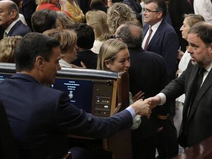 Pedro Sánchez saluda a Oriol Junqueras desde su escaño del Congreso. En vídeo, resumen del año político.
