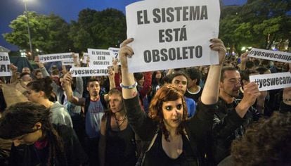 Manifestantes del 15-M durante una protesta en la plaza de Catalunya (Barcelona) en mayo de 2011. 