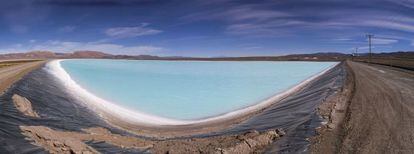 Uno de los piletones en los que se trata la salmuera para producir carbonato de litio en el salar de Olaroz, en la provincia de Jujuy, al norte de Argentina.