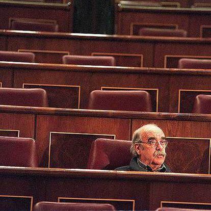 José Antonio Labordeta, rodeado de escaños vacíos, durante la apertura de una sesión parlamentaria en abril de 2000.