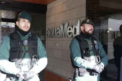 La Guardia Civil, durante un registro de la sede de la pública Acuamed, en una imagen de archivo.