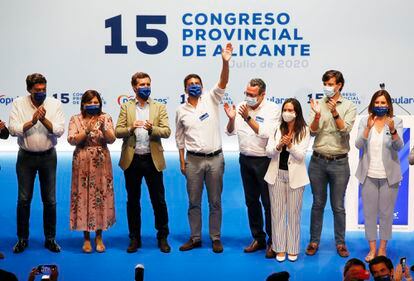 Carlos Mazón, con la mano alzada. A su izquierda, el presidente del PP, Pablo Casado e Isabel Bonig en el congreso de Alicante.