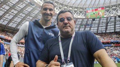 Zlatan Ibrahimovic y su representante, Mino Raiola, antes del partido de la Copa del Mundo entre las selecciones de Alemania y México celebrado en el estadio Luzhniki, el 17 de junio de 2018 en Moscú.