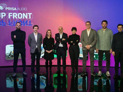 En el centro, Carlos Núñez, presidente de PRISA Media, y María Jesús Espinosa de los Monteros, directora general de PRISA Audio, con representantes en España de Spotify, Podimo, Google, Triton, la IAB y BMW.