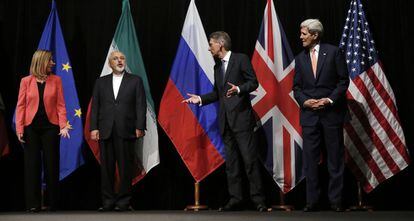 La alta representante de Política Exterior y Defensa de la UE, Federica Mogherini, el ministro de relaciones exteriores iraní, Mohammad Javad Zarif, el minstro de relaciones exteriores ruso, Sergey Lavrov y el exsecretario de estado estadounidense, John Kerry
en julio de 2015 tras firmar el acuerdo nuclear con Irán.