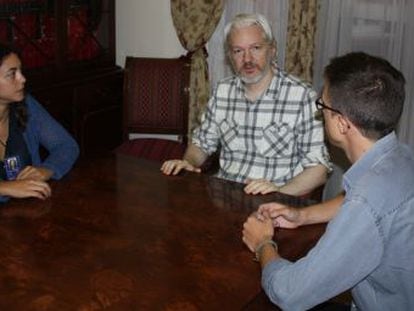 La delegación de Podemos con Julian Assange, durante la reunión.