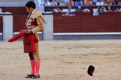 Sergio Serrano brindó al público el quinto toro de la tarde.
