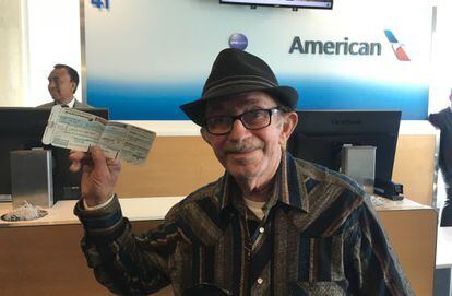 Florial Alonso muestra su tarjeta de embarque para el primer vuelo directo desde Los &Aacute;ngeles a La Habana, el s&aacute;bado.