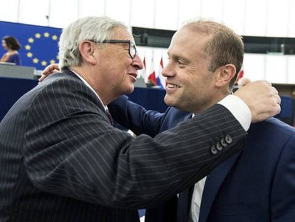 El presidente de la Comisi&oacute;n Europea, Jean-Claude Juncker, saluda al primer ministro malt&eacute;s, Joseph Muscat, el pasado d&iacute;a 4 en el Parlamento Europeo de Estrasburgo.