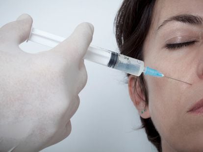 Una mujer recibe una inyección de bótox.