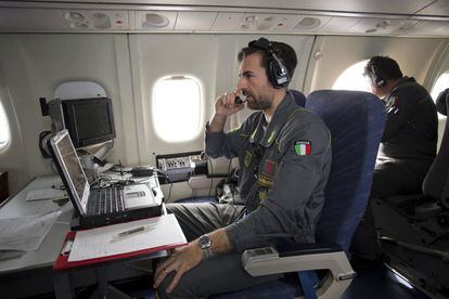 El cabo Daniele graba toda la información relevante del vuelo para enviarla a la sala operativa y al centro de coordinación de Frontex.