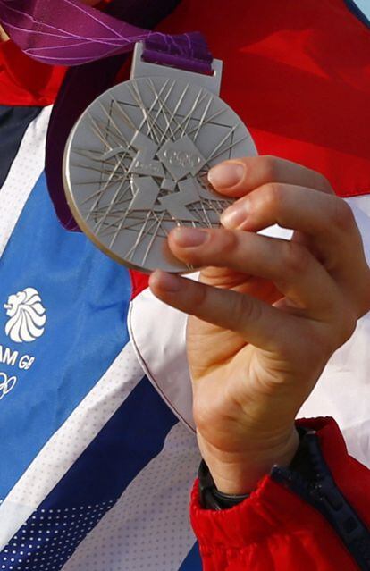 La británica Samantha Murray sujeta la medalla de plata que ha conseguido en el pentatlón moderno.
