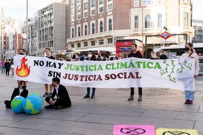 Activistas en una manifestación contra el cambio climático, en octubre en Madrid.