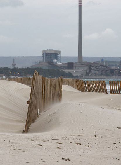 Playa del Rinconcillo en Algeciras, al fondo se ven las chimeneas de Cepsa.