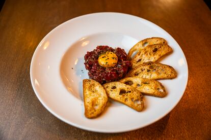 'Steak tartar' con yema de huevo fresca.