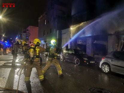 Casi una treintena de dotaciones de los Bomberos ayudaron a evacuar a los residentes del inmueble, muchos de los cuales habían quedado atrapados en el interior.