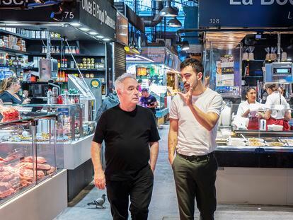 Ferran Adrià y Carlos Casillas pasean y cambian impresiones entre los puestos del mercado de La Boquería, en Barcelona.