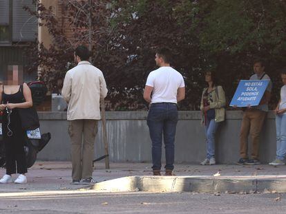 Un grupo de personas antiabortistas frente a la clínica Dator en Madrid esperan a mujeres que quieran abortar.