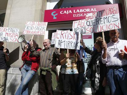 Concentraci&oacute;n de afectados por las preferentes frente a la sede de Laboral Kutxa en abril de 2013.