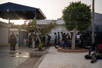 Varios inmigrantes acceden al CETI de Melilla, este jueves. 