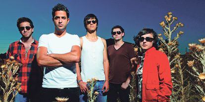 <b>David (guitarra), Edward (voz), Rafael (batería), Eddie (bajo) y Clara (guitarra) son The Monomes, una banda rock 2.0.</b>