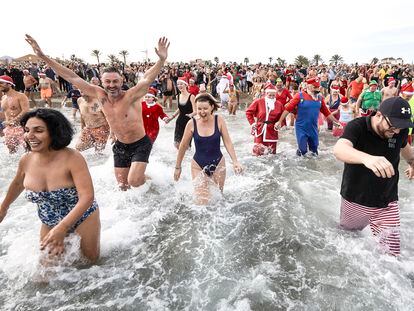 La colonia de  ingleses que vive en la localidad alicantina de Jávea celebra, en la playa del Arenal, su tradicional baño del 1 de enero.