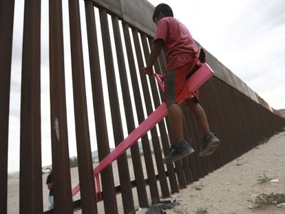 Un niño juega entre el muro en Ciudad Juárez.