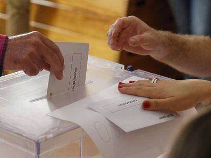 Votaciones para la jornada de elecciones generales que vive hoy el país en el colegio Sagrada Familia de Madrid.