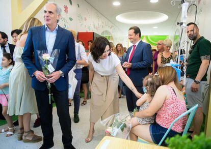 El consejero de Sanidad, Enrique Ruiz Escudero, y la presidenta de Madrid, Isabel Díaz Ayuso, durante una visita al hospital Niño Jesús.