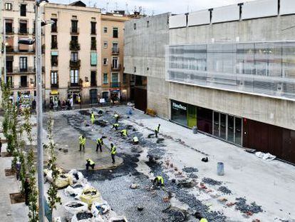 Trabajos de urbanizaci&oacute;n del entorno de la Filmoteca de Catalu&ntilde;a en el barrio del Raval.
