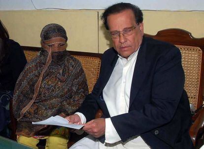 Salman Taseer, gobernador de la región Pakistaní de Punjab, junto a la cristiana Asia Bibi, en una imagen de 2010. 