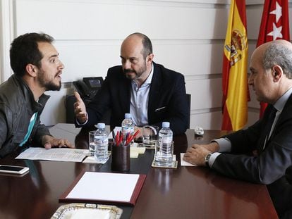 El Langui durante su reunión con el Consejero de Transportes, Pedro Rollán.
