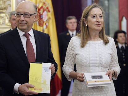 El ministro de Hacienda, Cristóbal Montoro, junto a la presidenta del Congreso, Ana Pastor.