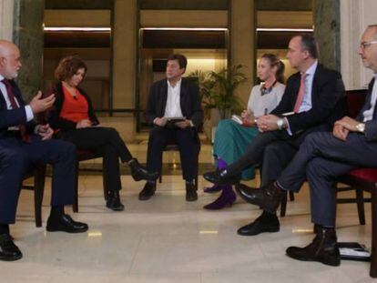 De izquierda a derecha: Gregorio Cámara (PSOE), Pilar Garrido (Podemos), Javier Casqueiro (moderador EL PAÍS), Melisa Rodríguez (Ciudadanos), Francisco Martínez (Partido Popular), Carles Campuzano (PDeCAT).