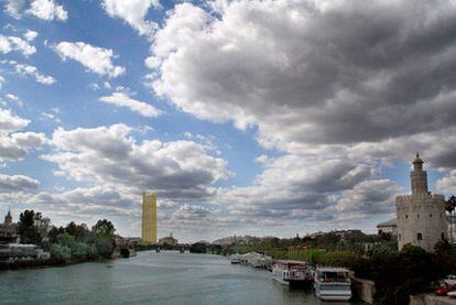 Reconstrucción virtual del impacto visual que tendrá la torre de Pelli en Sevilla. A la derecha, la Torre del Oro, junto al río Guadalquivir.