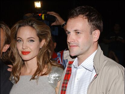 La actriz Angelina Jolie y su exmarido Jonny Lee Miller en el estreno de la película 'Peace One Day' en 2005.