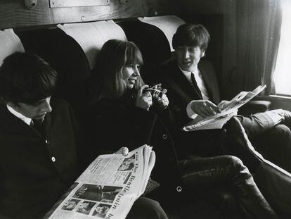 Astrid Kirchher con Ringo Starr y John Lennon.
