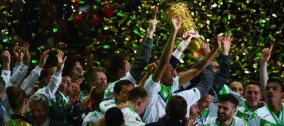 Los jugadores del Wolfsburgo celebran el título de la copa alemana.
