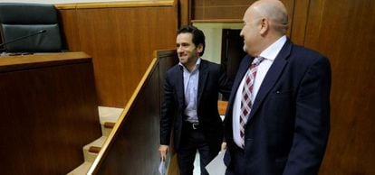 Borja Sémper (izquierda) e Iñigo Iturrate este jueves en el Parlamento vasco.