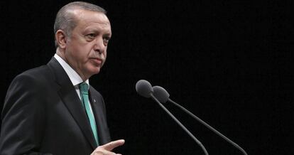 Fotografía facilitada por la oficina de prensa de la presidencia turca que muestra al presidente turco, Recep Tayyid Erdogan, durante un acto del día del Doctor en Ankara, Turquía, hoy, 14 de marzo de 2017.